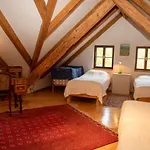Wald-Land-Hof Schloss Rosenau *