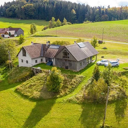 Wald-land-hof Schloss Rosenau
