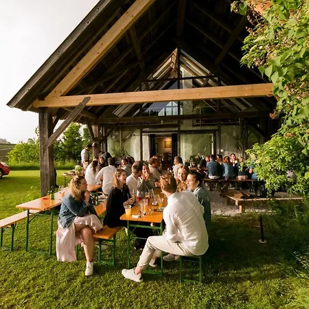 Semesterbostad Wald-Land-Hof Schloss Rosenau *